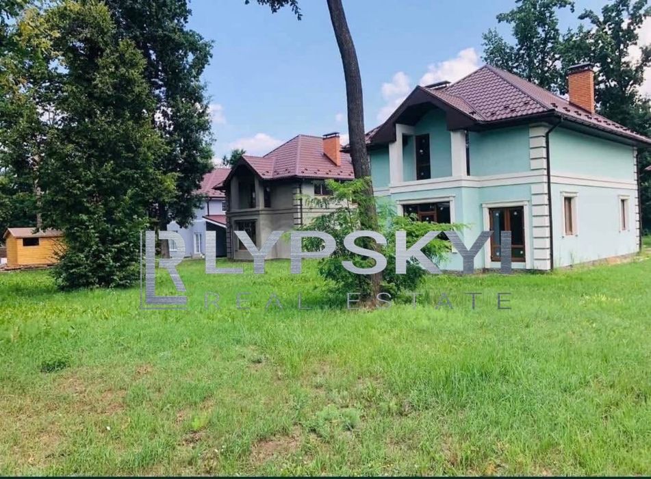 Будинок в гарному місці в котеджному містечку