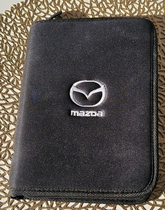 Etui na dokumenty, instrukcję obsługi samochodu marki Mazda