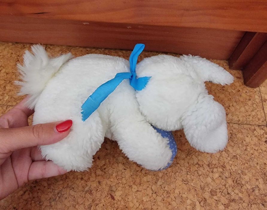 Coelho branco e azul de peluche