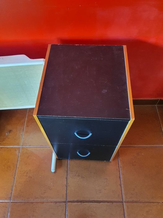 Vendo 2 mesas tanto da para cabeceira ou de apoio a escritório