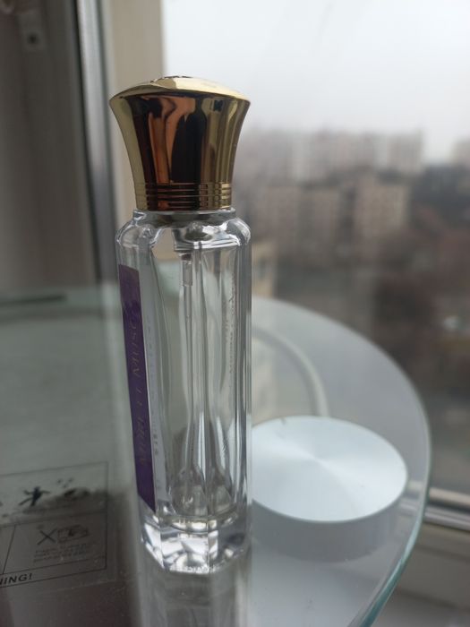 Скляні флакони парфумів для колекції
