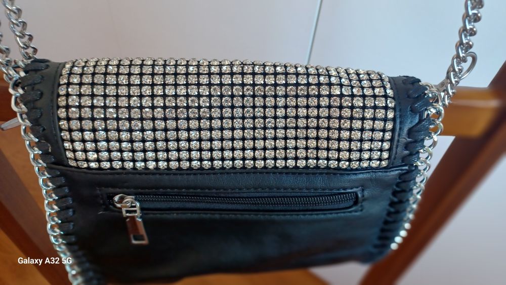 Bolsa em preto com pedras