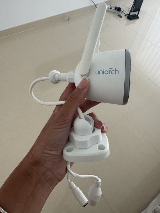 Vendo câmara de vigilância Uniarch Wi-Fi para exterior