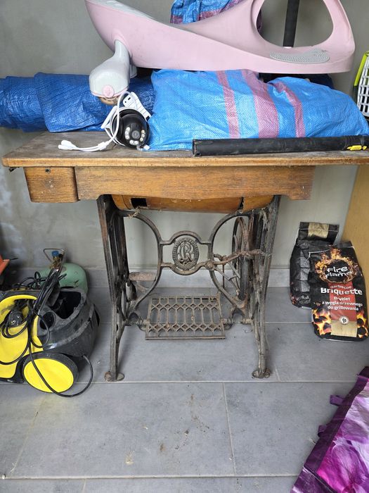 Zabytkowa maszyna do szycia żeliwny podobna do SINGER