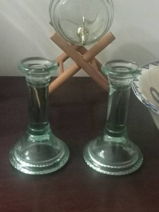 Dois castiçais de vidro esverdeado