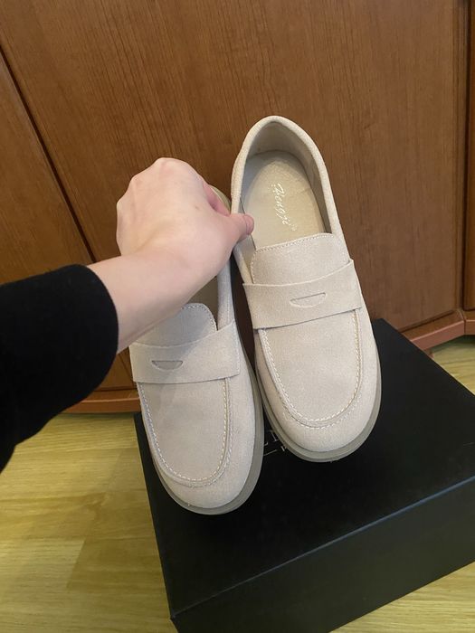 Лофери молочного кольору