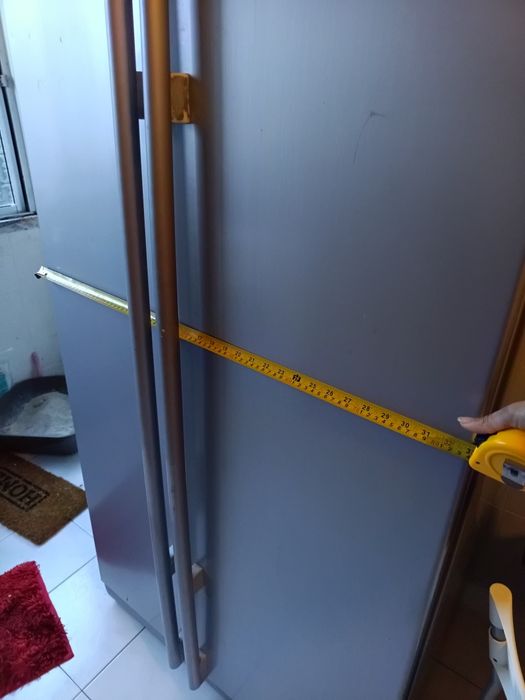 Frigorífico Samsung modelo antigo, mas funciona na perfeição.