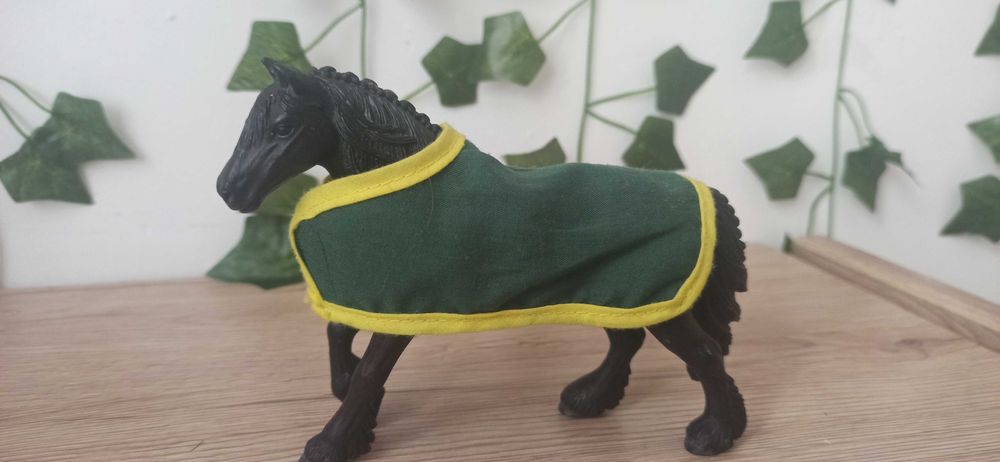 Zestaw rodziny koni fryzyjskich Schleich.
