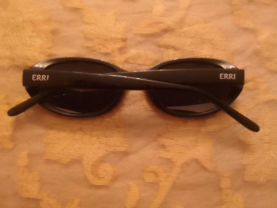 Óculos de sol pretos ERRI.
