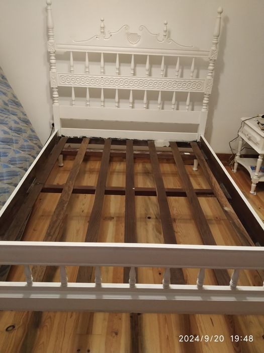 Cama de casal em madeira africana