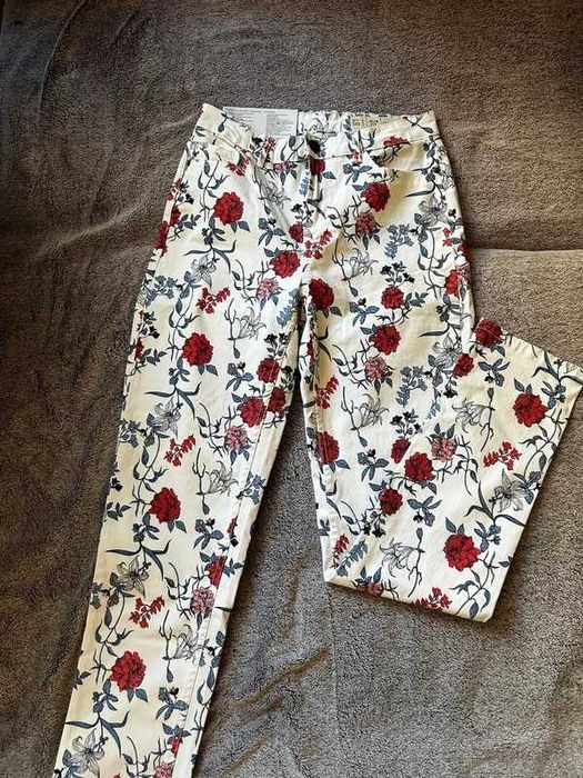 Białe spodnie chinos w kwiaty slim fit ESMARA 38