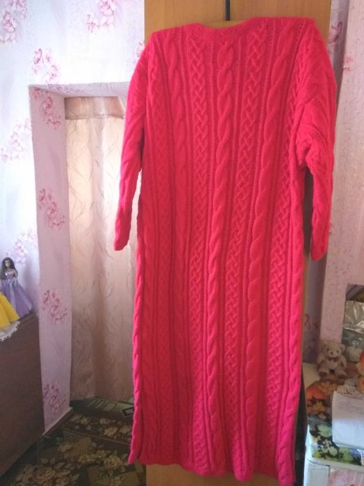 Довге в'язане пальто малинового кольору