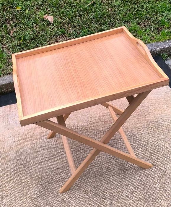 Mesa de apoio bambu dobrável com tabuleiro destacável.
Medidas: 55/42/