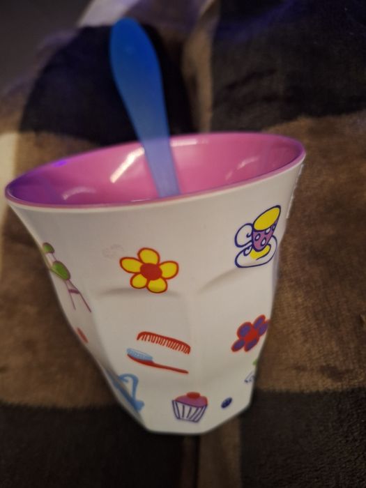 NOWY Kubek z grubego plastiku + łyżeczka