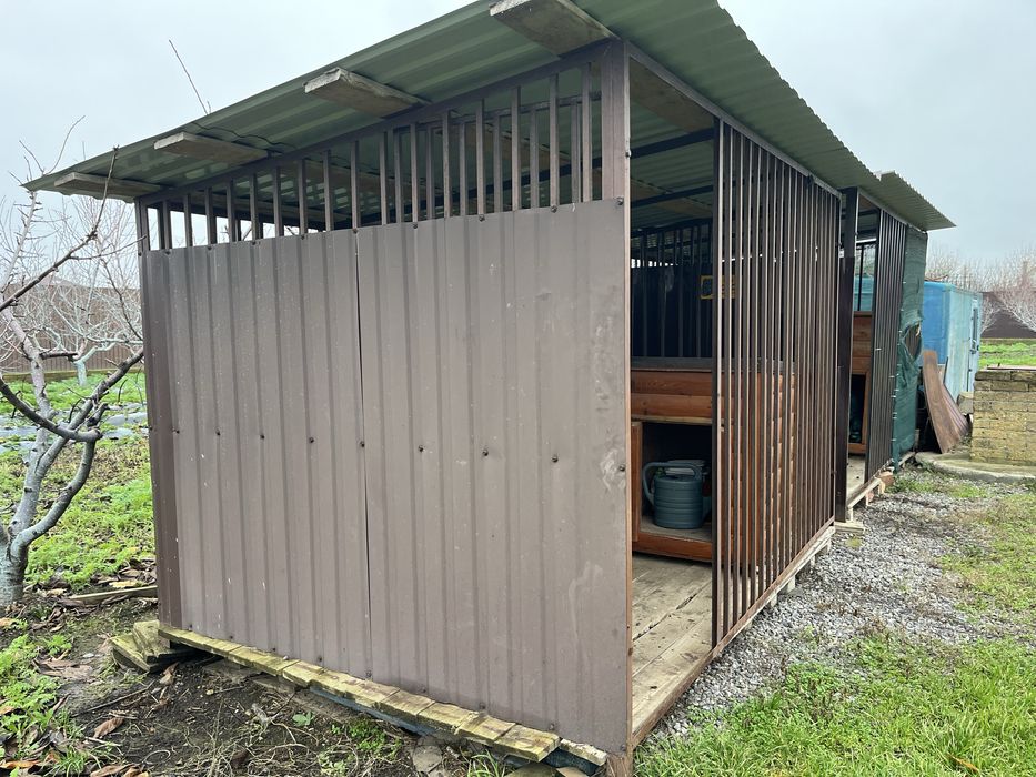 Волʼєр з будкою для собаки