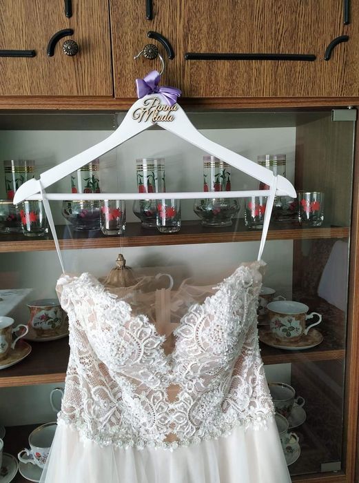 Suknia ślubna kolor Ivory bardzo wygodna.