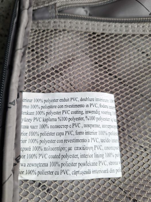 Walizka podróżna duża, czarna na kółkach.