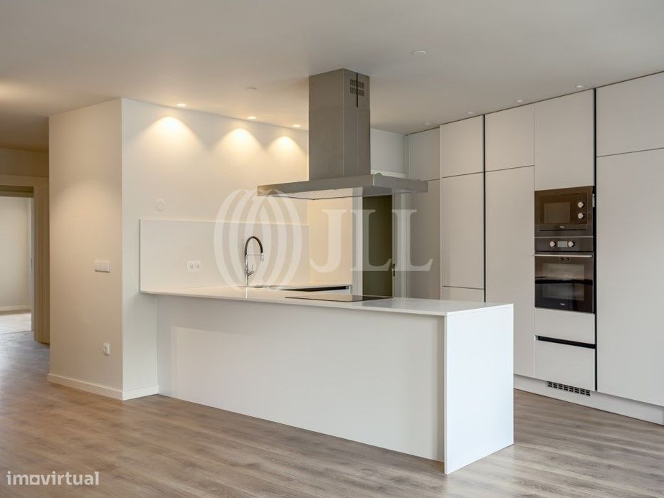 Apartamento T4 com varanda e garagem nas Antas Porto