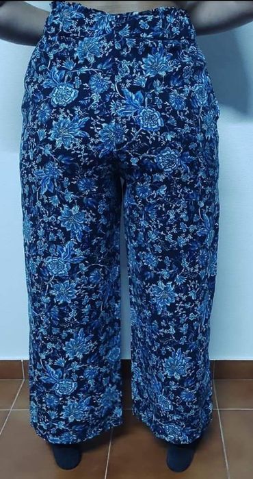 Calças largas floridas