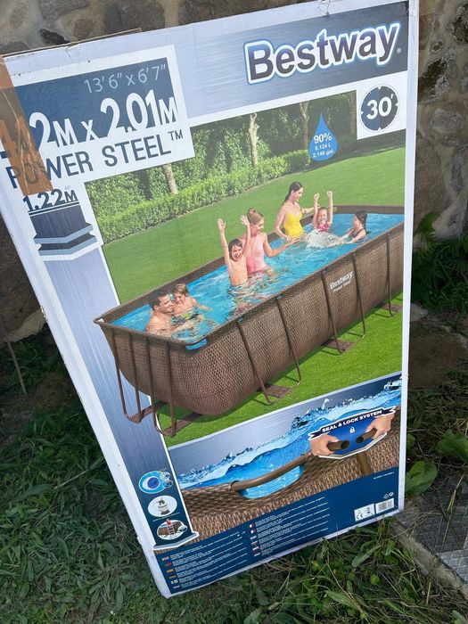 Piscina fabulosa! Usada apenas uma vez.