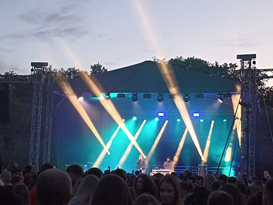 Scena muzyczna  ,hale namiotowe