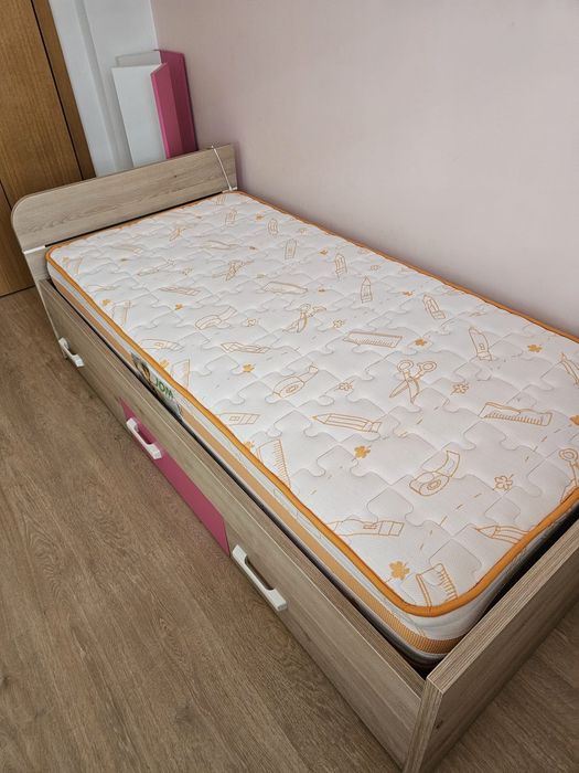 Cama/colchão e prateleiras da JOM