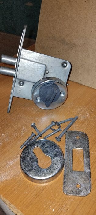Продам врезной замок ключ-вертушка.