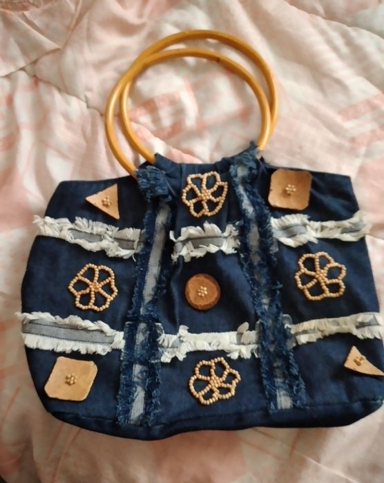 Carteira de ganga com aplicações de bambu