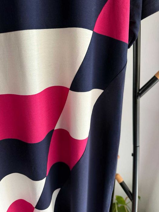 Zwiewna sukienka z wiskozy plus size geometryczny wzór