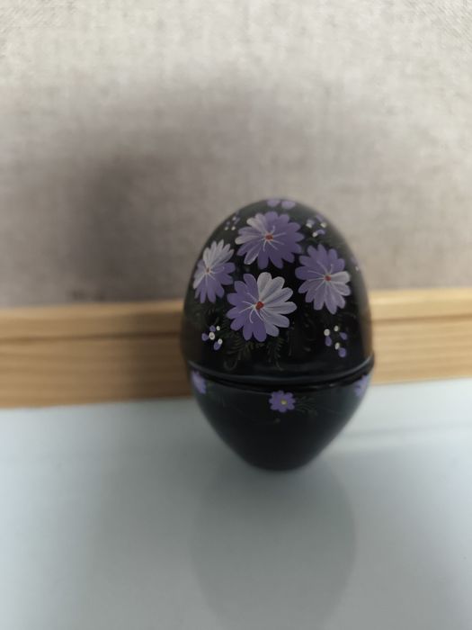 Ovo decorativo preto com flores
Ovo decorativo em preto com um delicad