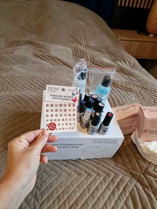Zestaw hybrydowy Premium.  EM Nail professional lampa+ hybrydy+ bazy