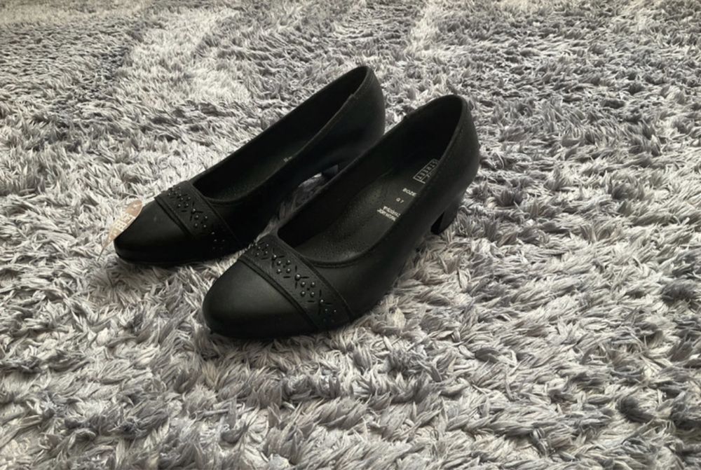 buty na obcasie czarne deichmann