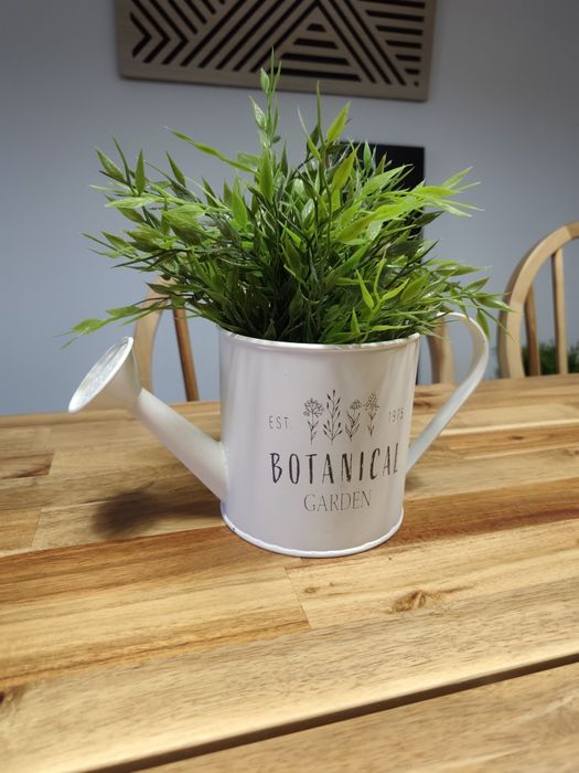 Planta artificial com vaso latao