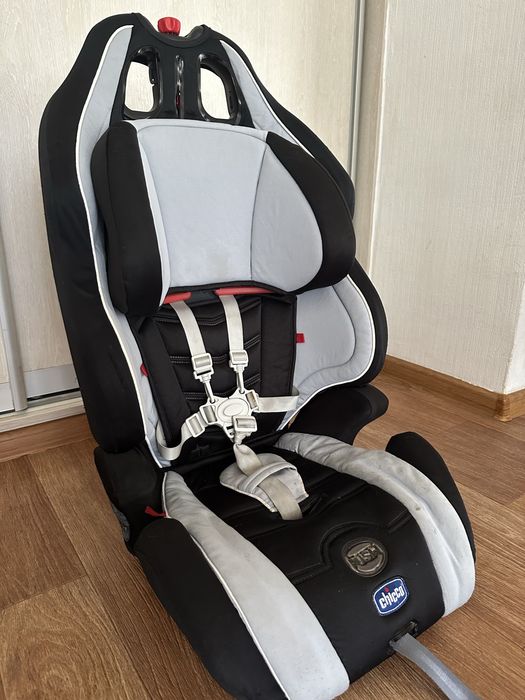 Продам детское авто кресло chicco 9-36 Kg
