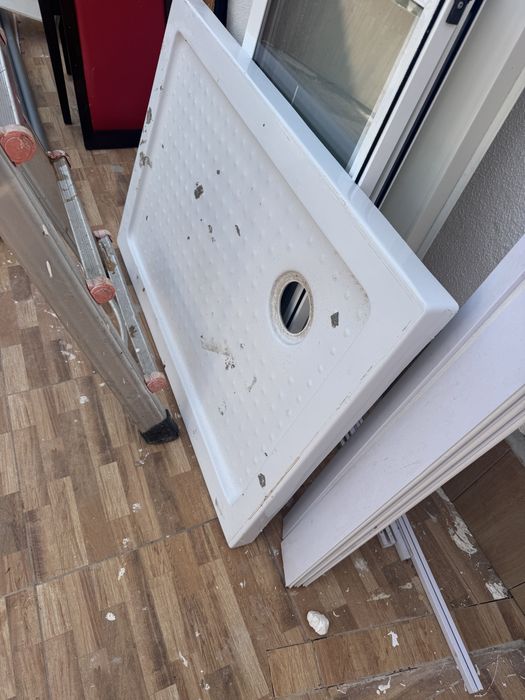 porta metalica , sanita , base de duche , janela pvc com estore 100x110 vidro duplo correr