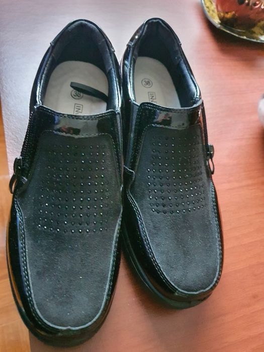 Vendo Sapatos  com cunha na sola novos