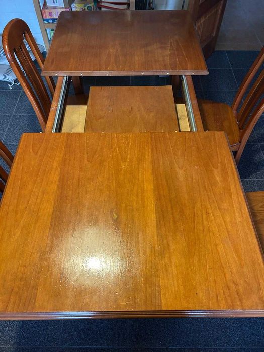 Mesa e 4 cadeiras de pinho