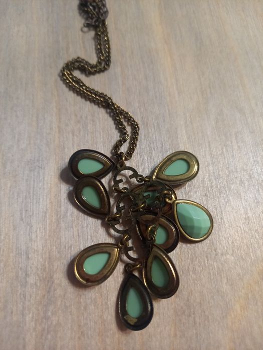 Wisior z zielonymi łezkami