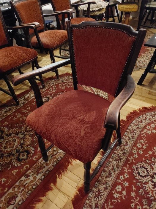 Krzesła z podłokietnikiem