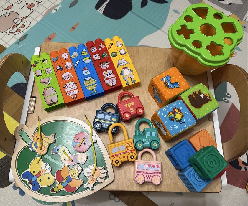 Дитячі розвиваючі іграшки Монтессорі