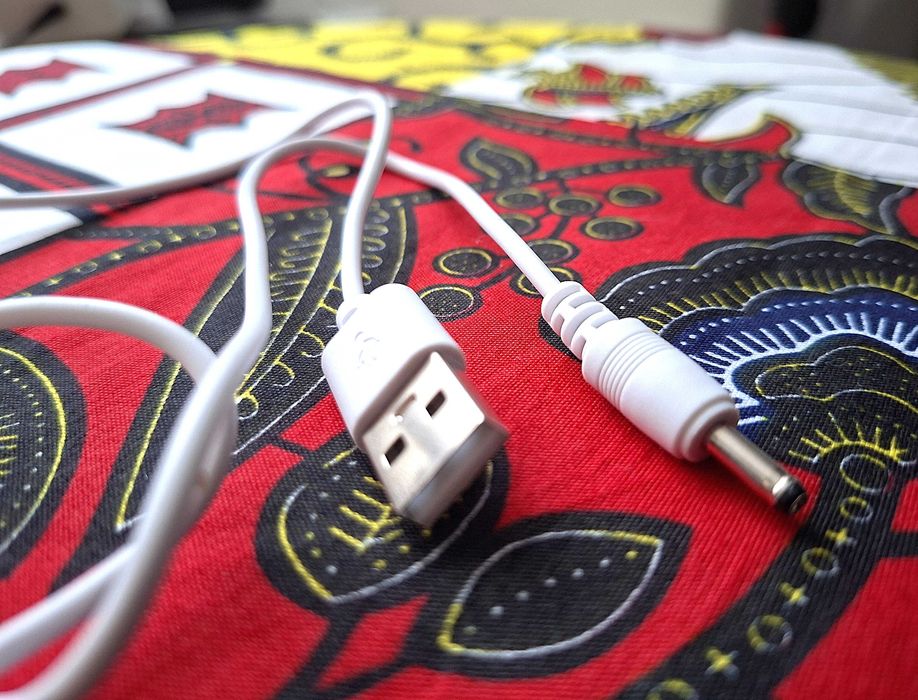 Kabel do ładowania (prawdopodobnie do projektora/lampki Astronaut)