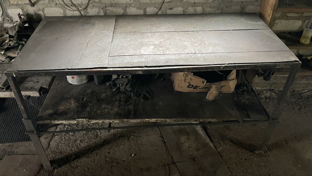 Продам стол металлический слесарный.