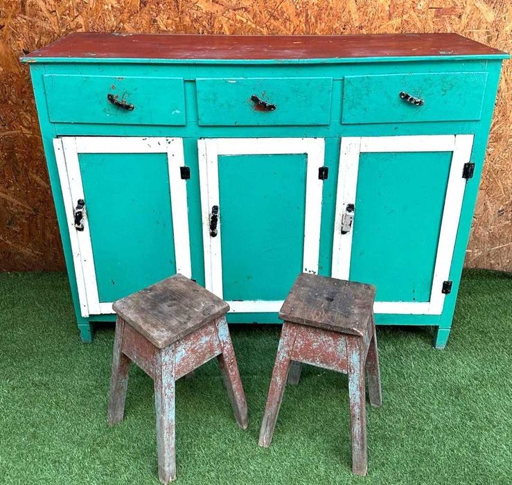 Movel antigo, tosco de fraca qualidade