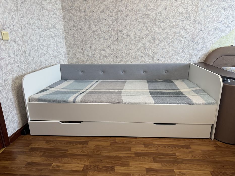 Підліткове ліжко з мʼякою спинкою і висувною шухлядою