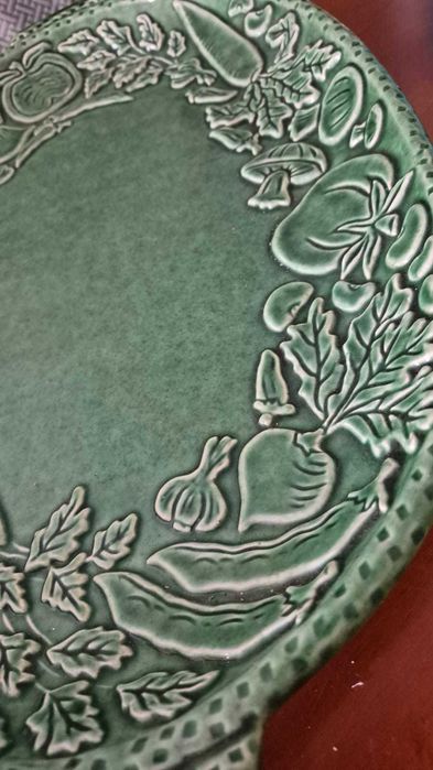 Travessa decorativa em cerâmica verde, com lindos relevos de legumes e detalhes rústicos