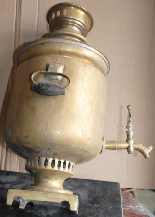 Самовар дуже старий, ще без тиснення медалей в інтерєр