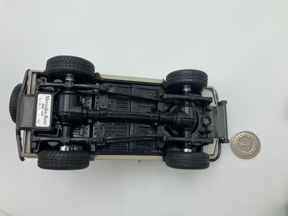 New-Ray - Mercedes Benz 300GD w kolorze szarym skala 1:32