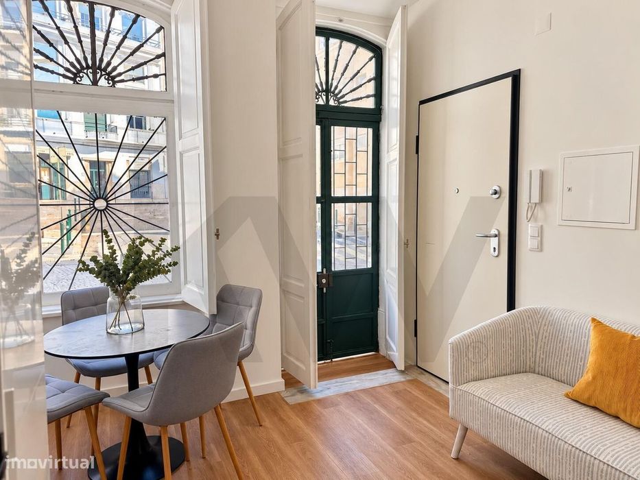 Apartamento T2 Renovado com Terraço de 20 m2 | Penha de França | Lisbo