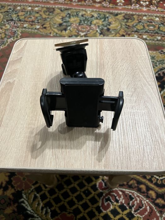 Тримач для телефону в автомобіль