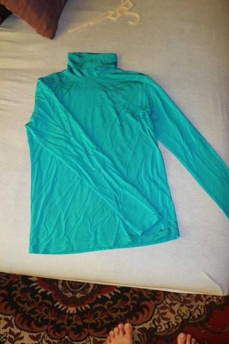 Połyskujący turkusowy golf